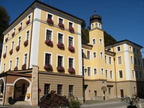 Rathaus mit Blumen